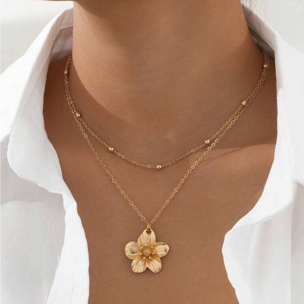 Elegant Gold Flower Pendant Necklace R206